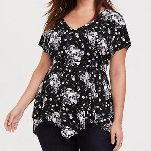 Torrid babydoll stretch challis hanky hem skull print top. Size 1!